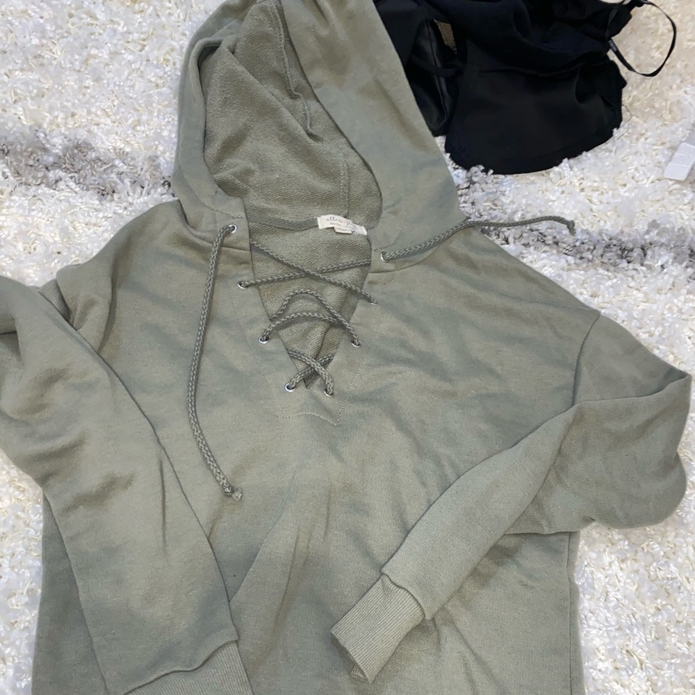 Hardly worn sweater!!
